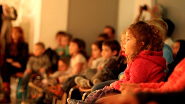 arbre-a-musique-petite-fille